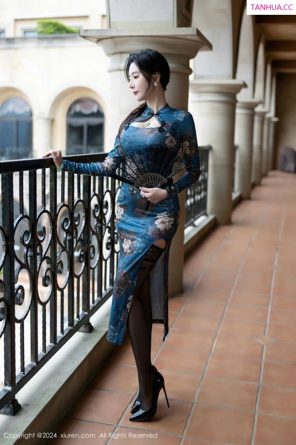 王馨瑶  [XiuRen]高清写真图 2024.04.19 No.8425 王馨瑶yanni 美腿黑丝第3张图片